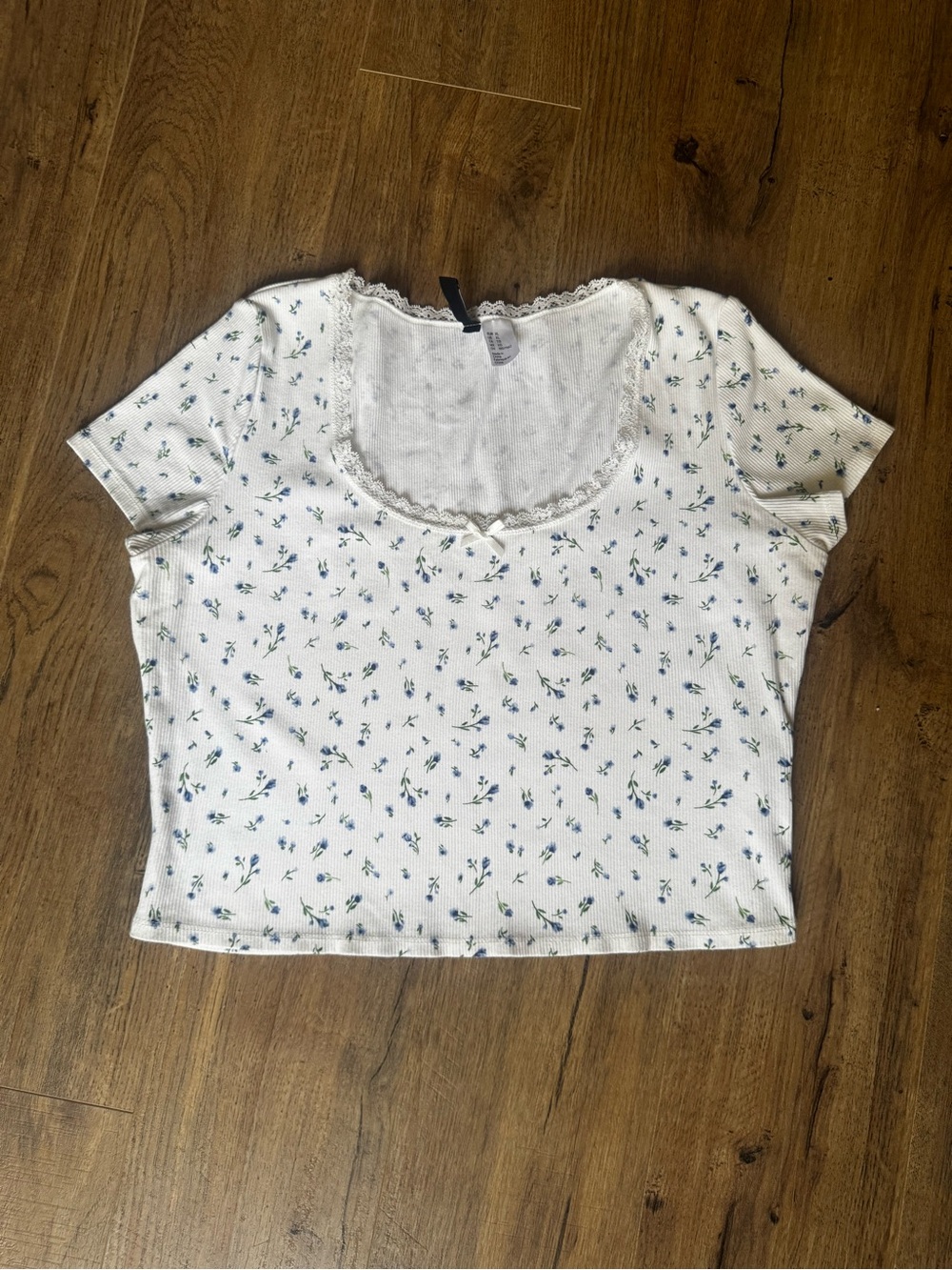 H&M White Cropped Scoop Neck Top with Blue Floral Print